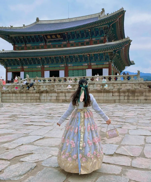 Edena Giovanna, vestida con un traje tradicional coreano hanbok, posa frente al palacio Gyeongbokgung en el centro de Seúl.