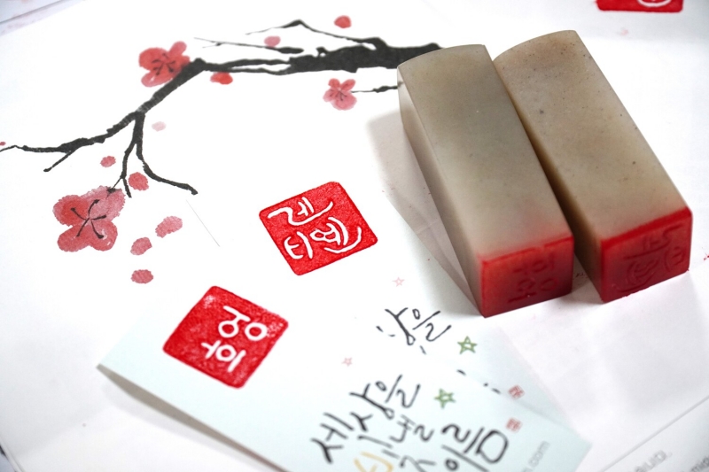 Trải nghiệm làm con dấu truyền thống Hàn Quốc vô cùng thú vị với nhiều sản phẩm sáng tạo. (Ảnh: Lê Thị Yến)