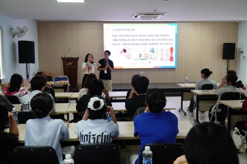 Lớp học làm con dấu với sự hướng dẫn nhiệt tình của cô giáo Lim Da Jung. (Ảnh: Lê Thị Yến)