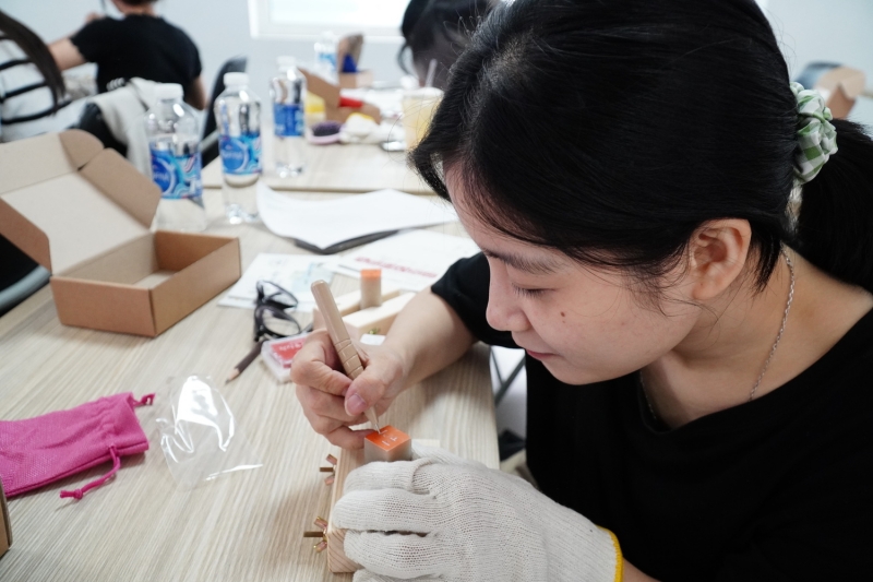 Tập trung cao độ các giác quan để khắc nhẹ nhàng và đúng nét lên mặt đá. (Ảnh: Lê Thị Yến)