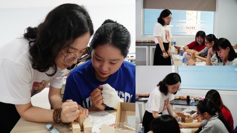 Cô giáo hướng dẫn cho các bạn học viên trong lớp học trải nghiệm làm con dấu. (Ảnh: Lê Thị Yến)
