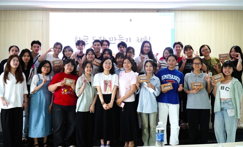 Chúng mình cùng ghi lại những khoảnh khắc đáng nhớ tại lớp học làm con dấu truyền thống Hàn Quốc. (Ảnh: Lê Thị Yến)