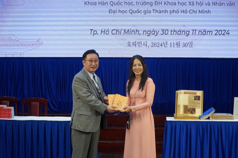 Ông Lý Xương Căn trao tặng tiểu thuyết lịch sử “Hoàng thúc Lý Long Tường” cho khoa Hàn Quốc học, trường ĐH KHXH&NV ĐHQG HCM. (Ảnh: Phan Thị Thu Đào)