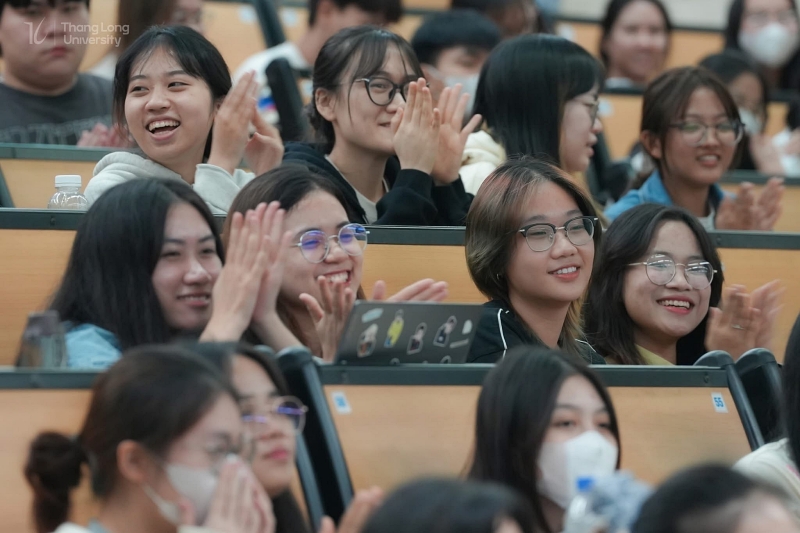 Sinh viên sôi nổi bàn luận, lắng nghe những chia sẻ của đạo diễn về công việc sáng tạo nội dung. (Ảnh: Trường Đại học Thăng Long)