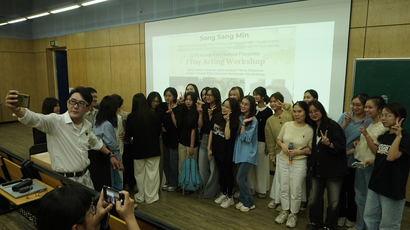 Đạo diễn Song chụp hình lưu niệm cùng các giảng viên, sinh viên Khoa Ngôn ngữ Hàn Quốc, trường Đại học Thăng Long. (Ảnh: Nguyễn Thị Mai)