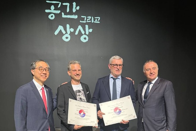 De gauche à droite : Moon Seoung-hyun, ambassadeur de France en Corée, Bastian Meiresonne, réalisateur de cinéma, Frédéric Barberis, représentant de la Fédération française de taekwondo et disciplines associées, et Marc-Antoine Jamet, secrétaire général du groupe LVMH. © Ambassade de Corée en France