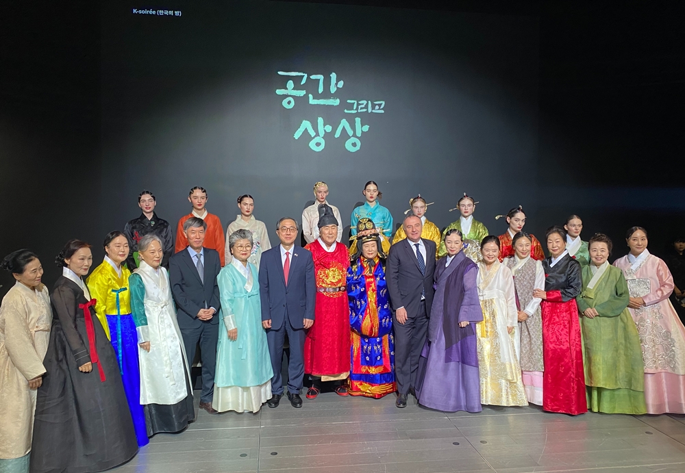 Moon Seoung-hyun, ambassadeur de Corée en France, entouré des différents participants au défilé de hanbok et des organisateurs de la cérémonie de remise du prix culturel France-Corée 2024, au centre culturel coréen de Paris, le 5 décembre 2024. © Danielle Tartaruga