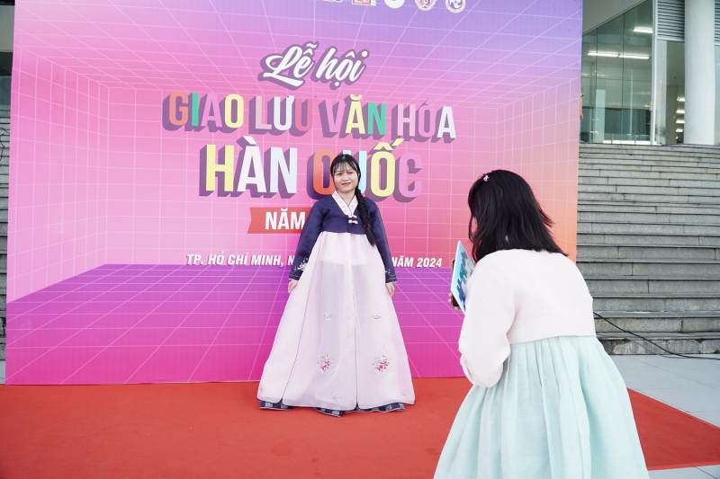 Hào hứng check in những tấm ảnh trong trang phục Hanbok. (Ảnh: Lê Thị Yến)