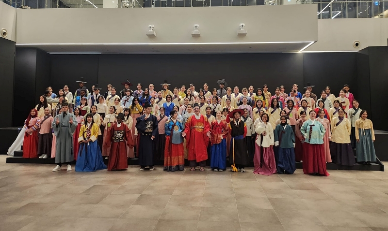 Hình ảnh các bạn học sinh đến từ 30 quốc gia cùng khoác lên mình bộ trang phục Hanbok truyền thống, hòa mình vào tiết mục nhạc kịch đầy ý nghĩa mang tên “Sejong, 1446” (세종, 1446), tạo nên một khoảnh khắc giao thoa văn hóa đặc biệt và đáng nhớ. (Ảnh: Nguyễn Thanh Thảo)