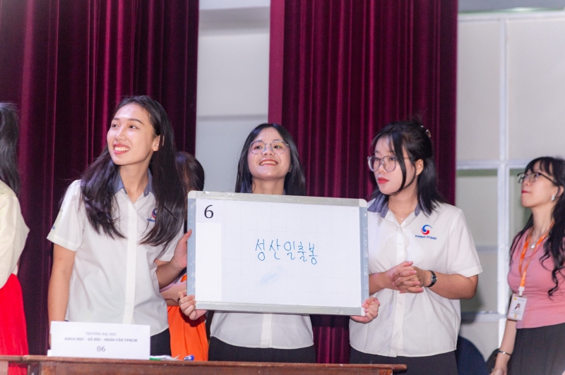 Đội thi trường Đại học Khoa học Xã hội và Nhân văn, Đại học Quốc gia TP.HCM đã giành được điểm số cao nhất trong phần thi Hỏi đáp kiến thức về chủ đề Di sản Hàn Quốc và Việt Nam. (Ảnh: Trung tâm Truyền thông - Tổ chức sự kiện HUFLIT)