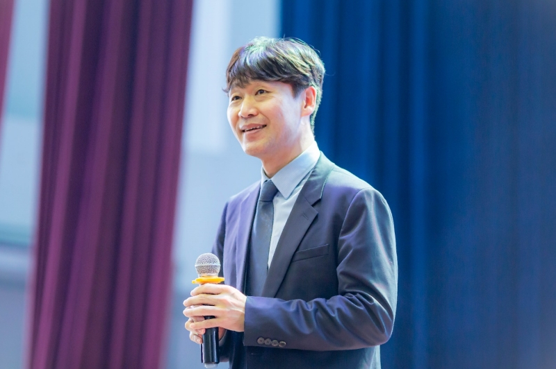 Ông Woo Hyung Min, Trưởng đại diện Văn phòng Hà Nội của Quỹ Giao lưu Quốc tế Hàn Quốc (KF) phát biểu khai mạc. (Ảnh: Trung tâm Truyền thông - Tổ chức sự kiện HUFLIT)