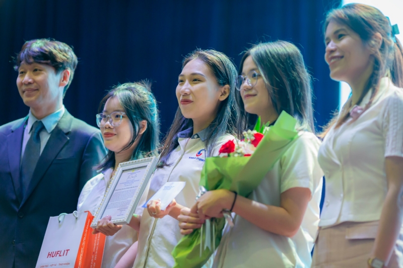 Đội thi từ trường Đại học Khoa học Xã hội và Nhân văn, Đại học Quốc gia TP.HCM gồm 3 thành viên tính từ trái sang phải: Phan Thị Thu Đào, Dương Lê Bảo Trâm, Nguyễn Thị Thanh Trang đã xuất sắc đạt giải Quán quân cuộc thi. (Ảnh: Trung tâm Truyền thông - Tổ chức sự kiện HUFLIT)