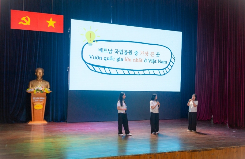 Đội thi từ trường Đại học Khoa học Xã hội và Nhân văn, Đại học Quốc gia TP.HCM với phần mở đầu đầy ấn tượng đã thu hút được ánh nhìn của ban giám khảo và khán giả. (Ảnh: Trung tâm Truyền thông - Tổ chức sự kiện HUFLIT)