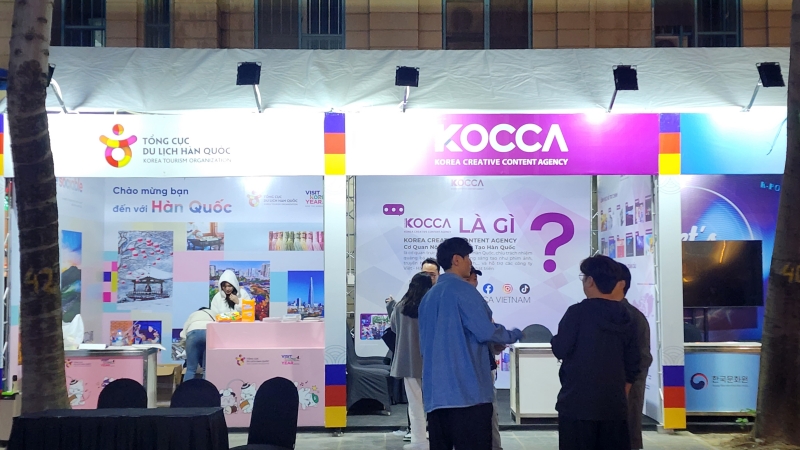 Các gian hàng của những cơ quan Hàn Quốc được xếp liền kề nhau để tăng hiệu quả việc tiếp cận khách quan tâm trải nghiệm văn hóa theo khu vực. (Ảnh: Nguyễn Phương Anh)