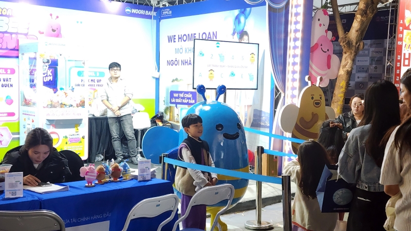 Tại những gian hàng có trang bị những trò chơi trực tuyến hay phần thưởng tặng kèm cũng chiếm được phần lớn sự quan tâm của khách tham quan. (Ảnh: Nguyễn Phương Anh)