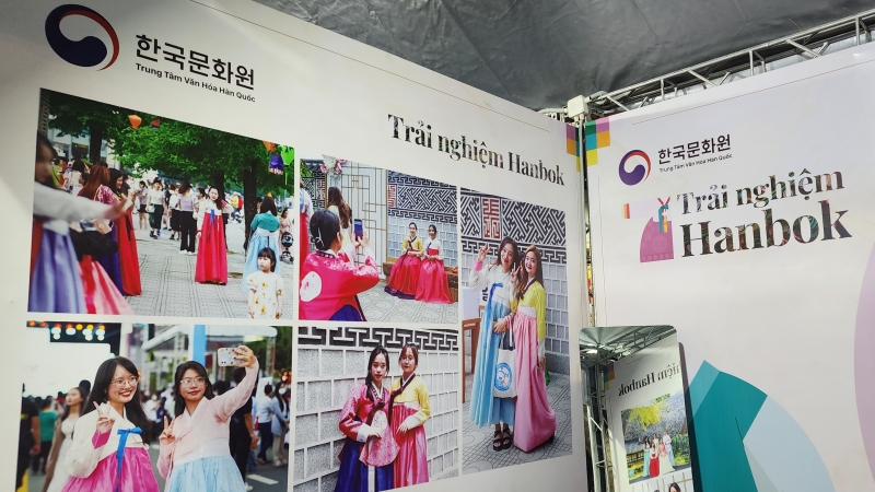 Ở bất cứ một lễ hội nào có sự góp mặt của quầy trải nghiệm trang phục Hanbok truyền thống do Trung tâm Văn hóa Hàn Quốc (KCC) tại Việt Nam điều hành, và nó luôn được các du khách hết sức quan tâm và ủng hộ. (Ảnh: Nguyễn Phương Anh)