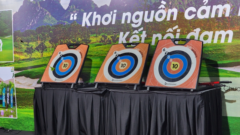 Khách tham quan có vô số trải nghiệm giải trí khác nhau khi đến với lễ hội năm nay. Không chỉ dừng lại ở việc làm đồ thủ công, mặc thử quần áo truyền thống hay ăn những món ăn đặc trưng văn hóa nước bạn mà du khách còn được “xả stress” bằng những trò chơi “board game”. (Ảnh: Nguyễn Phương Anh)