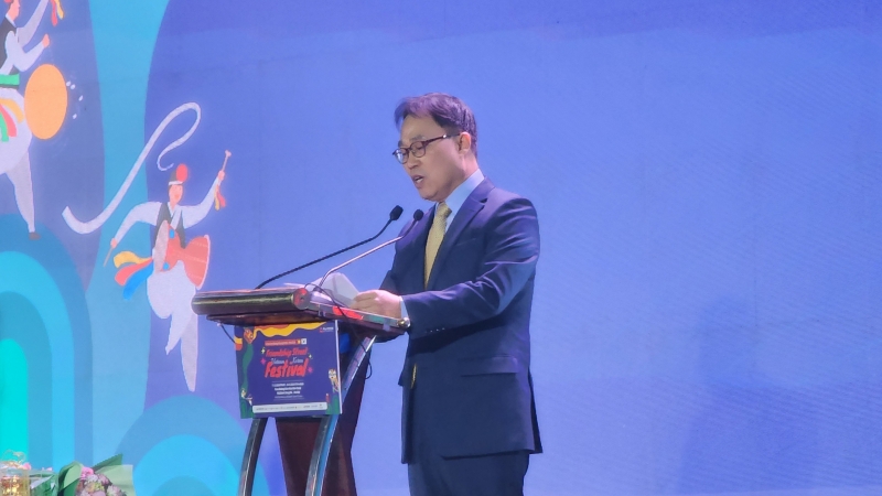 Đại sứ Đặc mệnh Toàn quyền Hàn Quốc tại Việt Nam - Ngài Choi Young Sam cũng có đôi lời phát biểu tại lễ hội. Trong bài phát biểu, ông nhấn mạnh tình đoàn kết hữu nghị giữa 2 quốc gia Hàn - Việt và không quên gửi lời tri ân đến những cơ quan toàn thể đã hỗ trợ và chung tay hành động để sự kiện này được diễn ra một cách thành công tốt đẹp. (Ảnh: Nguyễn Phương Anh)