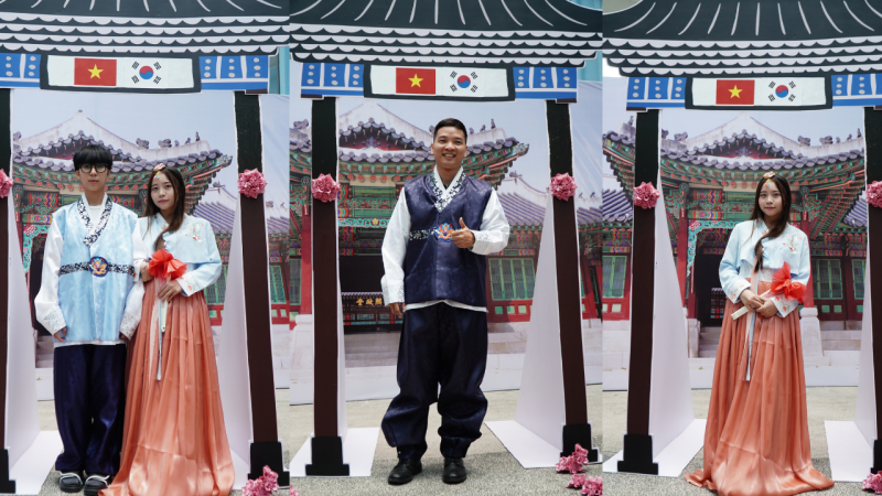 Nam thanh nữ tú rạng ngời trong bộ trang phục Hanbok truyền thống Hàn Quốc. (Ảnh: Lê Thị Yến)