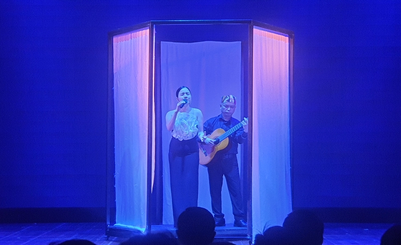 Ca sĩ Opera Trang Bùi với bài hát “Khát vọng” (Phạm Minh Tuần) mở đầu cho vở diễn. (Ảnh: Bùi Thái Hường)