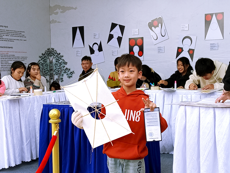 Gian hàng làm diều thủ công là môt trong những gian hàng nhận được sự ủng hộ và tham gia đông đảo của mọi người nhất. (Ảnh: Lưu Thị Thu Loan)