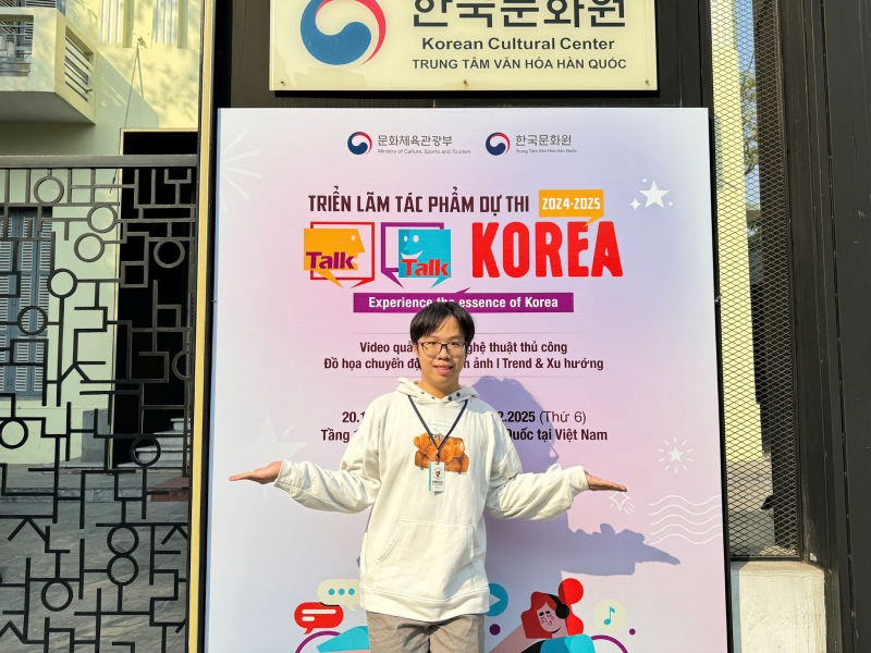 Triển lãm tác phẩm dự thi “Talk Talk Korea 2024” đang diễn ra tại Trung tâm Văn hoá Hàn Quốc (KCC) tại Việt Nam từ ngày 20 tháng 12 đến ngày 14 tháng 2 năm sau. (Ảnh: Hoàng Xuân Tùng)
