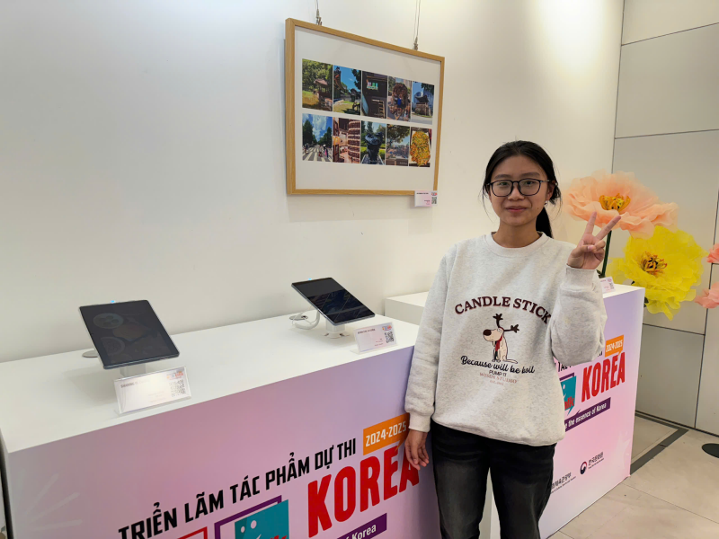 Bạn Anh Thư đã chia sẻ cho phóng viên danh dự Korea.net những góc nhìn thú vị về các tác phẩm dự thi thuộc hạng mục Meme & Xu hướng. (Ảnh: Hoàng Xuân Tùng)