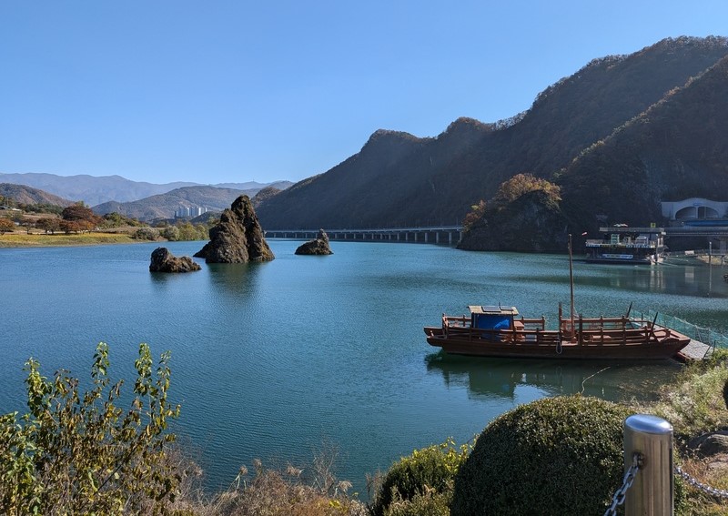 Los picos Dodamsambong se alzan sobre el río Chungju, en Danyang. | Ilse Díaz