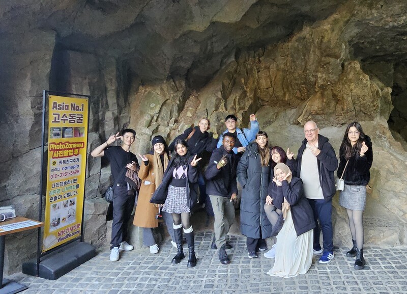 Los cinco mejores reporteros honorarios, los cinco mejores K-influencers y los cinco ganadores del concurso Talk Talk Korea se toman una foto en la entrada de la cueva Gosu. | Ilse Díaz