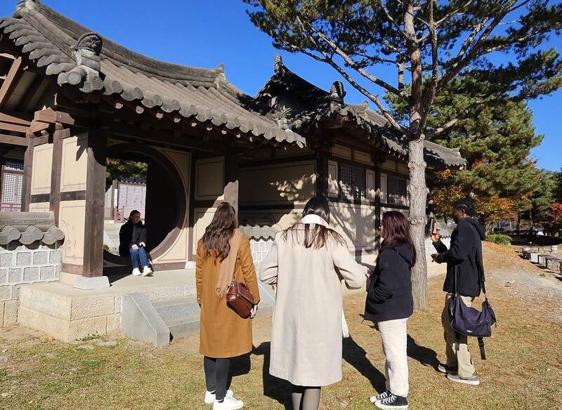 Los reporteros honorarios, K-influencers y ganadores del concurso Talk Talk Korea toman fotos en el parque turístico Ondal, conocido por ser escenario de varios dramas coreanos. | Ilse Díaz