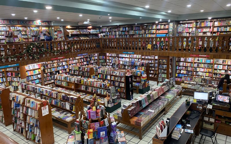 Se muestra el interior de la librería mexicana 'Dante'.