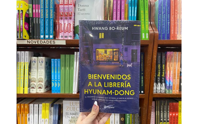 Se muestra la portada de 'Bienvenidos a la librería Hyunam-dong', escrito por Hwang Bo Reum en las librerías de México.