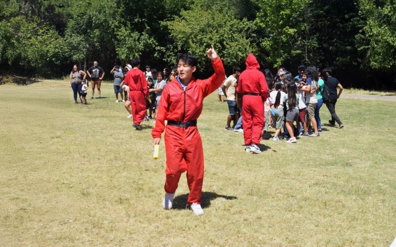 Uno de los voluntarios durante los juegos.