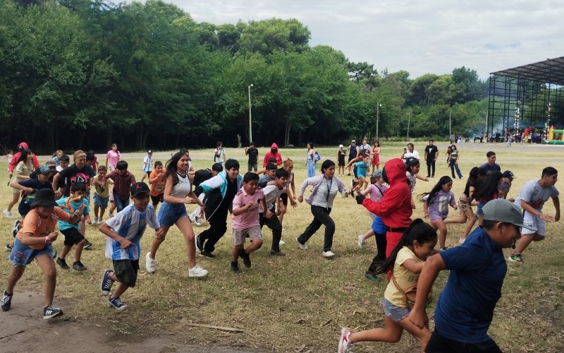 Niños y jóvenes participando en los juegos.