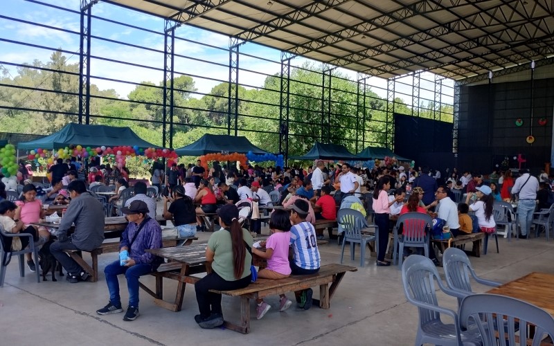 Las personas asistentes disfrutando de gastronomía coreana y argentina.