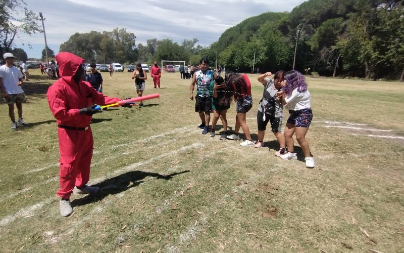 Un refrescante chorro de agua para quienes resultaban eliminados en el juego.