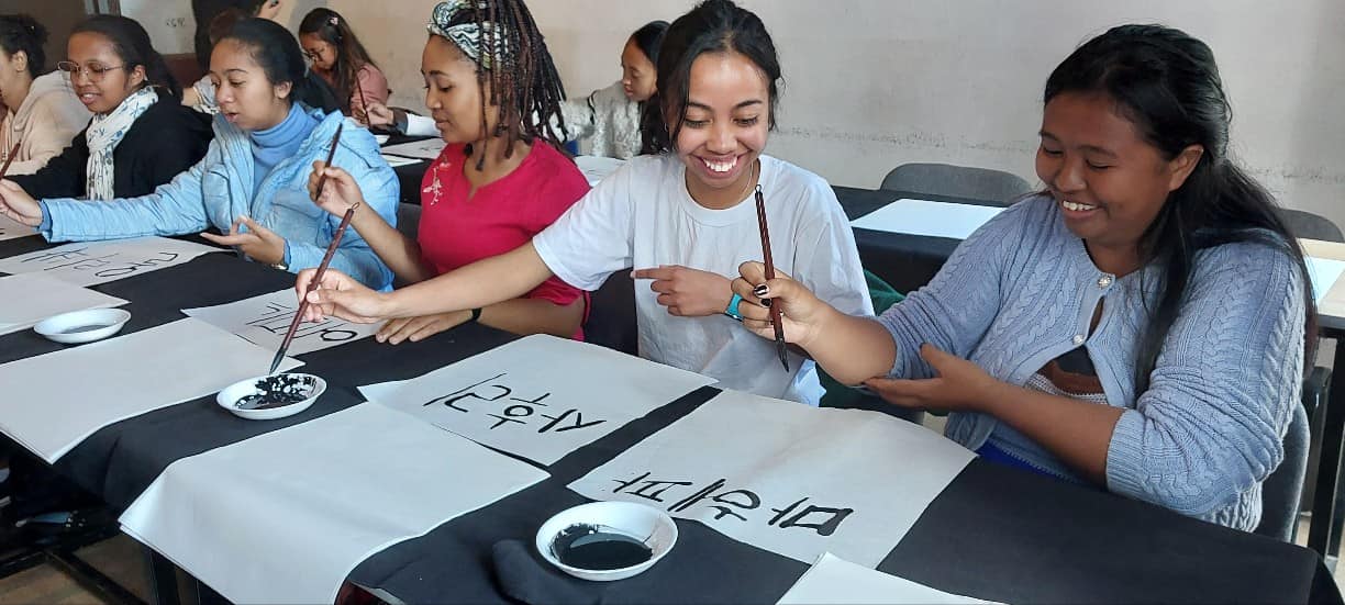 Des jeunes prennent un cours de caligraphie à l’Institut Roi Sejong d’Antananarivo, le 7 octobre 2024. © Institut Roi Sejong d’Antananarivo