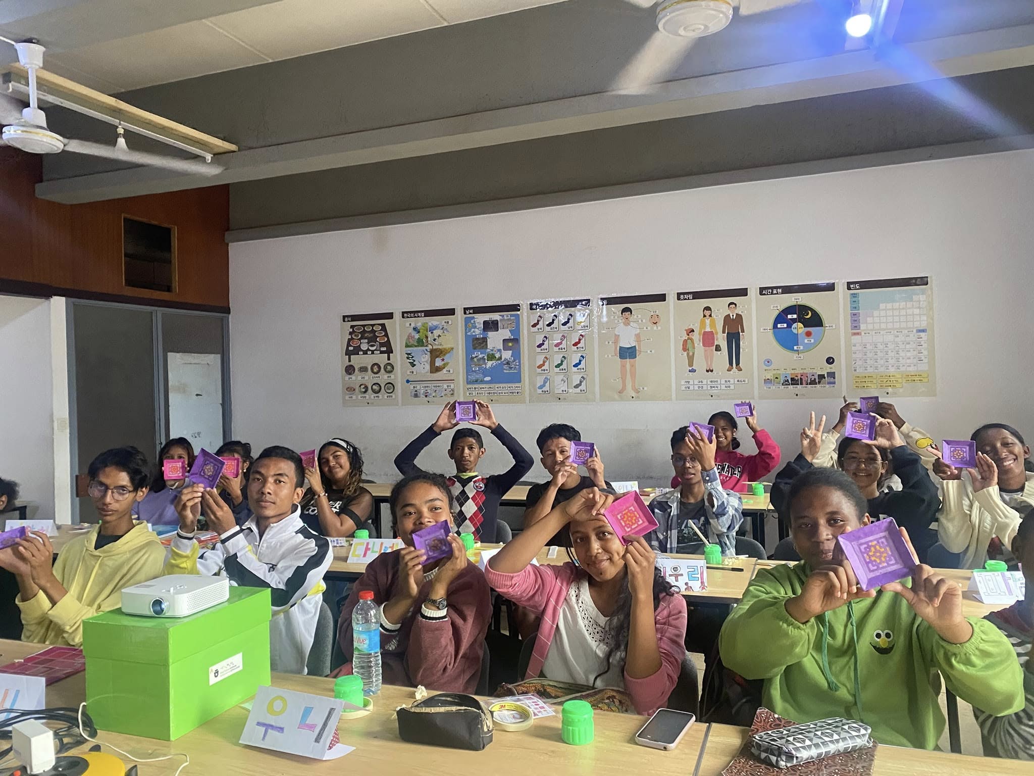 Des enfants participent à un cours de fabrication d’objets traditionnels coréens, à l’Institut Roi Sejong d’Antananarivo, le 6 juin 2024. © Institut Roi Sejong d’Antananarivo