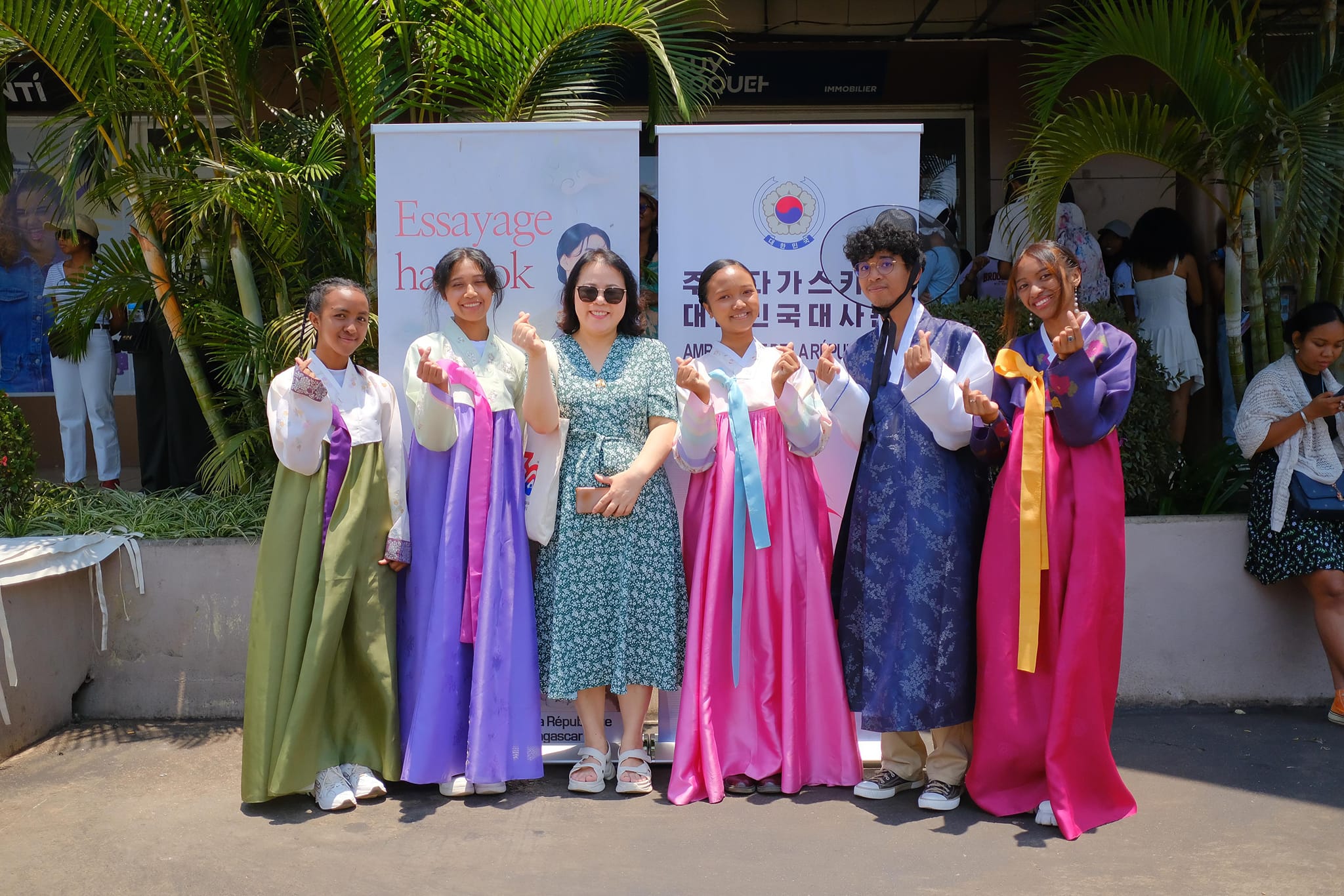 Les jeunes Malagasy et l’ambassadrice posent lors du K-Beauty Festival, à Antananarivo, le 10 novembre 2024. © Ambassade de la République de Corée à Madagascar