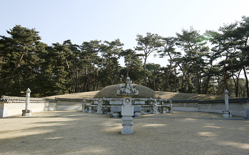 Сонмё (성묘) – обряд посещения могил предков. / Фото: Korea.net