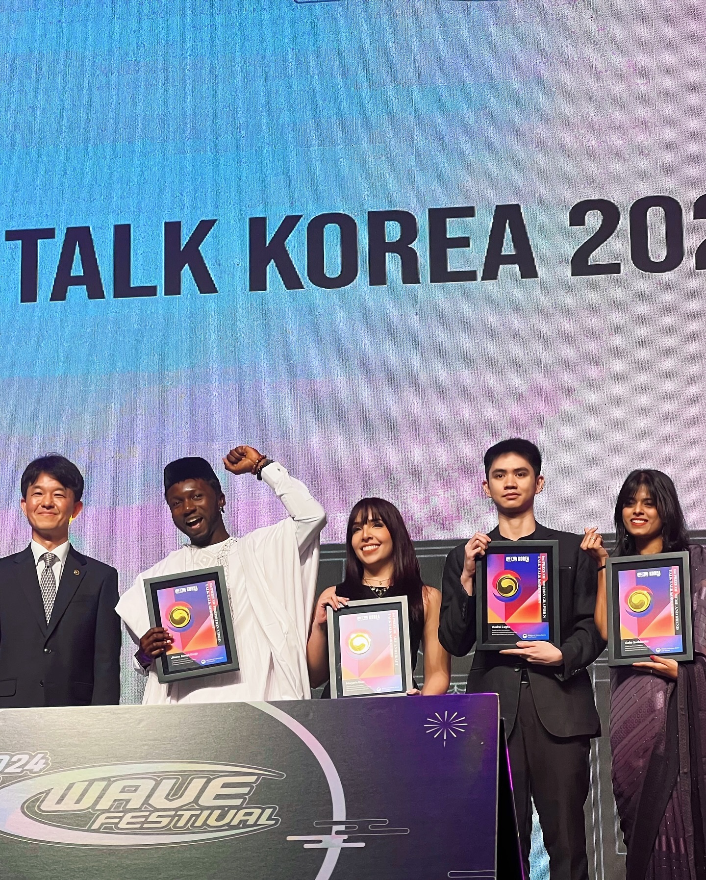 Marjorie Diaz (al centro), ganadora panameña en la categoría de Arte y Artesanía del concurso internacional de cultura coreana Talk Talk Korea 2024, posa con su premio durante la ceremonia de entrega, realizada el 2 de noviembre de 2024 en el Yes24 Live Hall, ubicado en el distrito de Gwangjin-gu, Seúl.