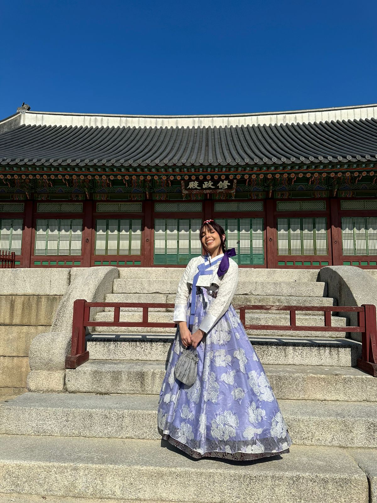 Marjorie vistiendo hanbok durante el tour a Corea
