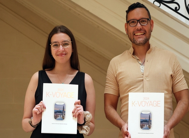 Los reporteros honorarios Florencia Vaineras (izquierda) y José Alirio Peña posan con los libros '2024 K-VOYAGE'. | Eliana Gissara