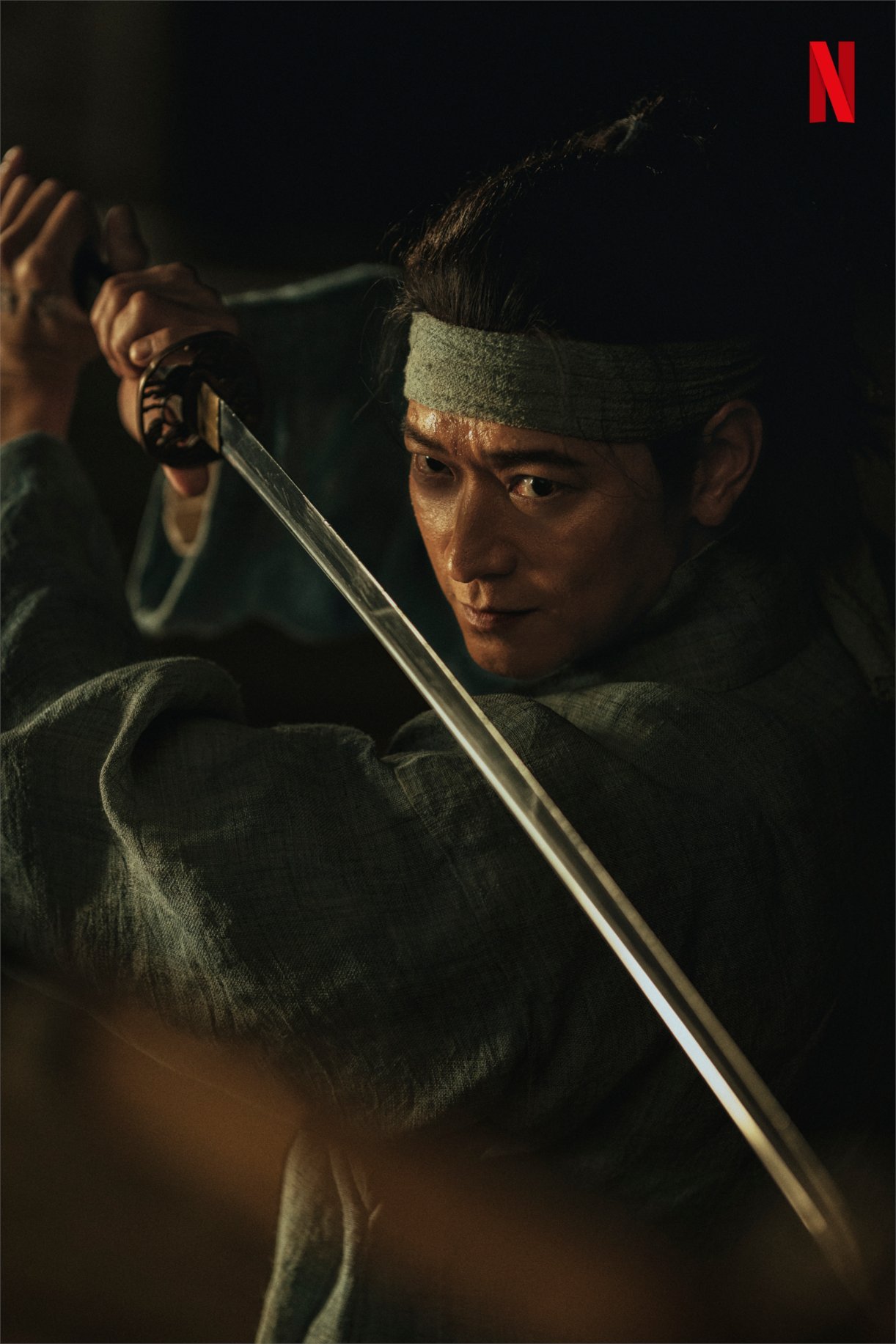 Un fotograma de la película coreana ‘Invasión, insurrección' muestra a uno de los dos protagonistas, Cheon-young, interpretado por el actor Gang Dong-won. | Netflix