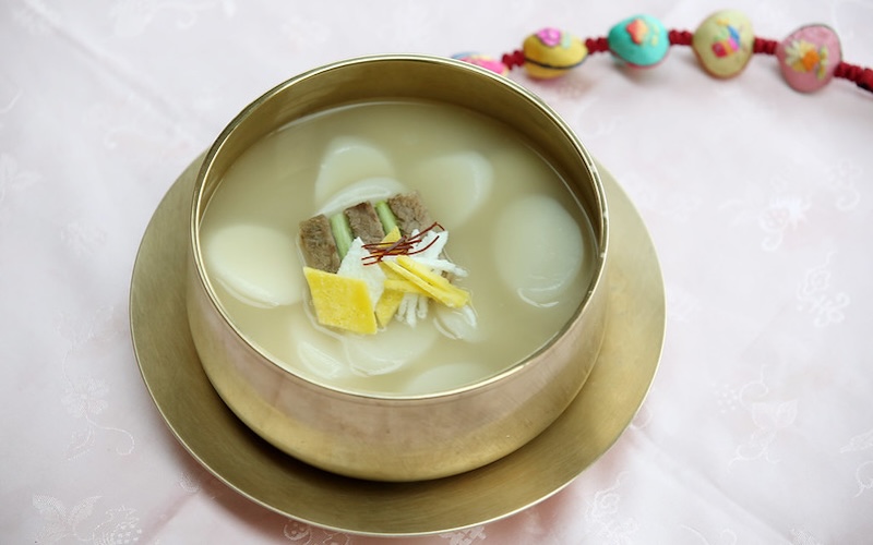 Tteokguk, die Suppe des Seollal-Festes, symbolisiert Neuanfang, Frische und Wiedergeburt © Korea.net DB