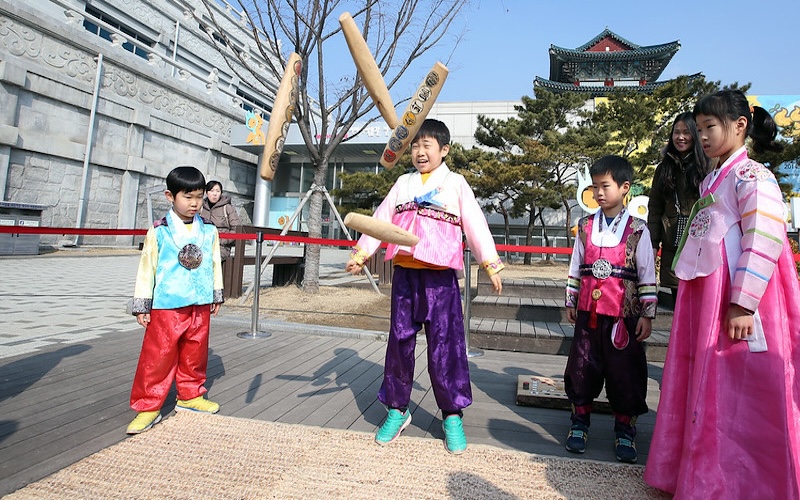 Yutnori – ein traditionelles Brettspiel, das besonders zu Seollal von Kindern gespielt wird © Korea.net DB