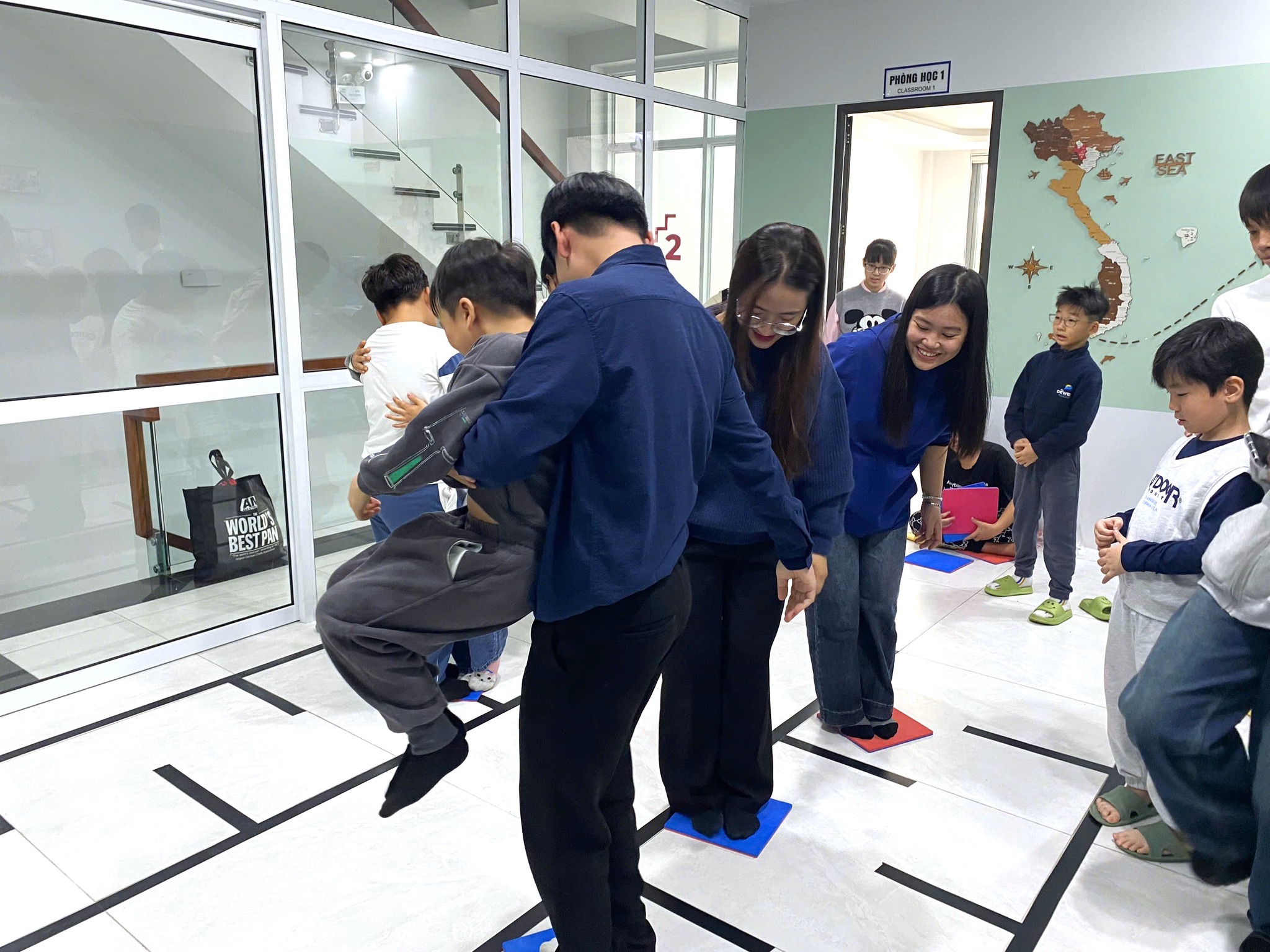 Các thành viên phải “qua sông” an toàn và đảm bảo không bị “rơi xuống nước” (mặt đất). (Ảnh: Trang Facebook chính thức của COPION Việt Nam)