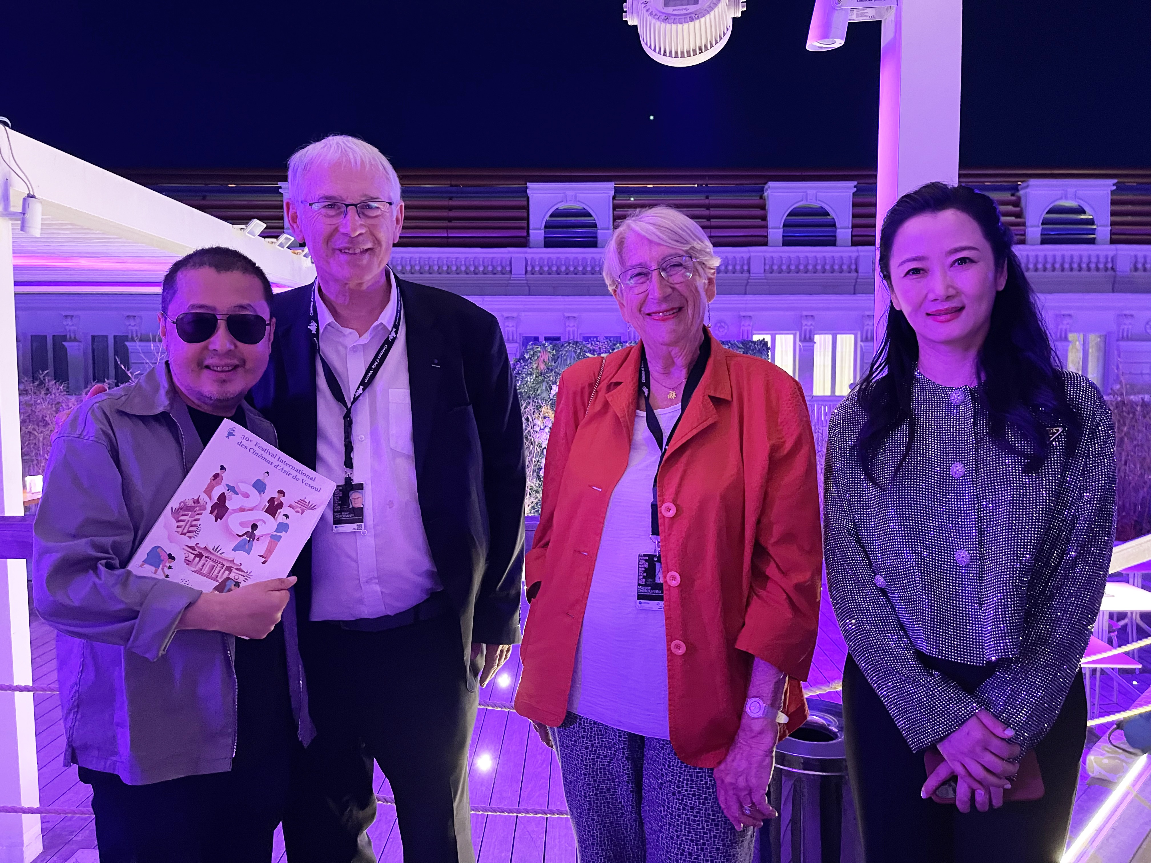 Jia Zhang Ke et Zhao Tao avec Jean-Marc et Martine Thérouanne, directeurs du Festival International des Cinémas d’Asie de Vesoul. © FICA