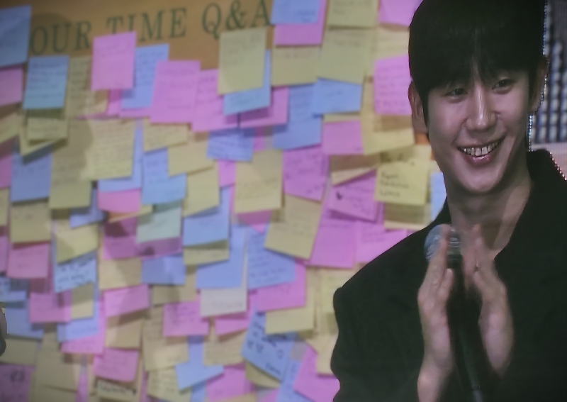 Jung Hae In durante la sesión de preguntas y respuestas en su primer fanmeeting en México.