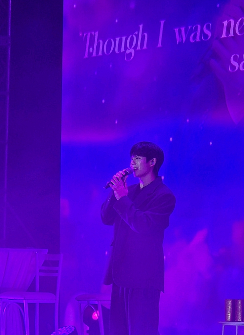 Jung Hae In interpretando una canción durante su primer fanmeeting en México.